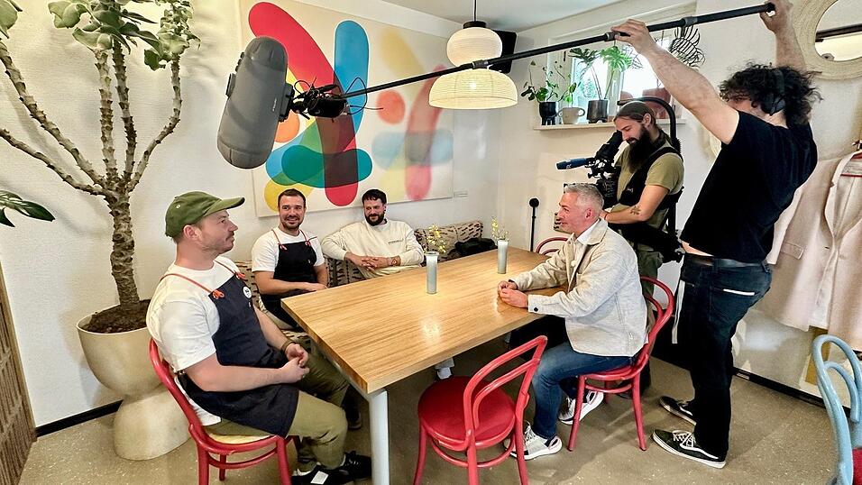 Rudolf Heinz im Gespr&auml;ch mit Philipp Hastreiter, Tibor Strigac und Benjamin Wanninger (von rechts sitzend).