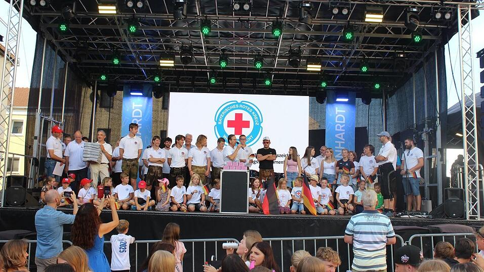 B&uuml;rgermeister Franz Wittmann gratuliert den erfolgreichen Schwimmern der Wasserwacht.