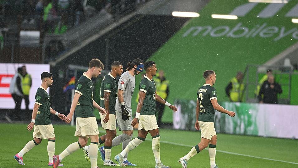 Die Partie von Wolfsburg gegen Köln musste wegen eines Unwetters unterbrochen werden