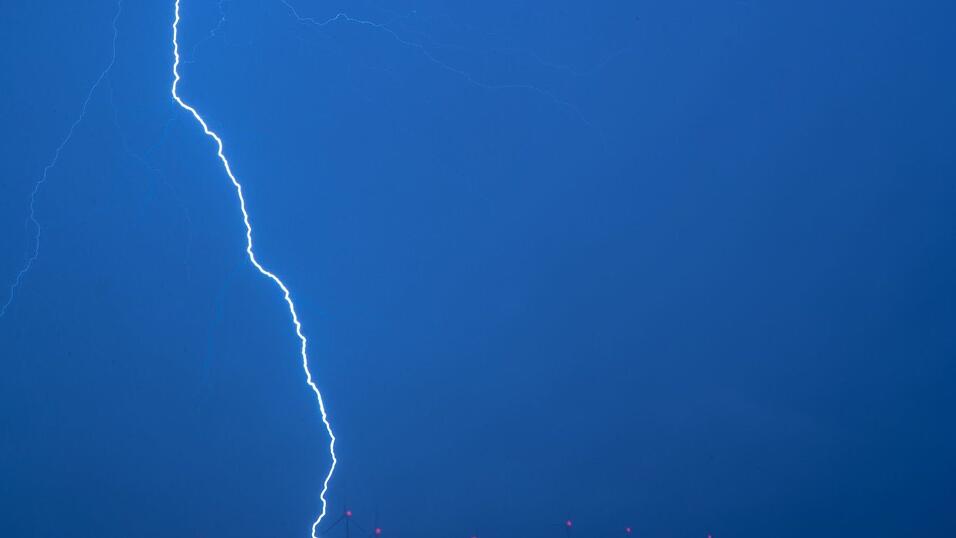 Bei einer Demo f&uuml;r Ex-Pr&auml;sident Jair Bolsonaro trifft ein Blitz zahlreiche Menschen in Bras&iacute;lia. (Archivbild)