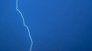 Bei einer Demo für Ex-Präsident Jair Bolsonaro trifft ein Blitz zahlreiche Menschen in Brasília. (Archivbild) Bei einer Demo für Ex-Präsident Jair Bolsonaro trifft ein Blitz zahlreiche Menschen in Brasília. (Archivbild)