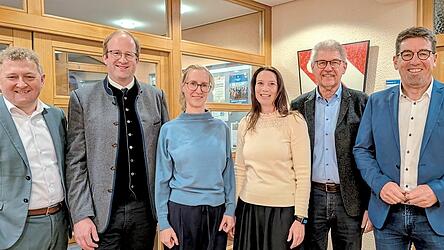 Zuversicht &uuml;berwog: B&uuml;rgermeister Josef Beham (FWG, v.l.), Stefan Stangl (CSU), Dr. Johanna Pix (&Ouml;DP), Beate Ortmeier (SPD) Eduard Eder (FWG) und Werner Straubinger (PRO) bef&uuml;rworteten den Haushalt.