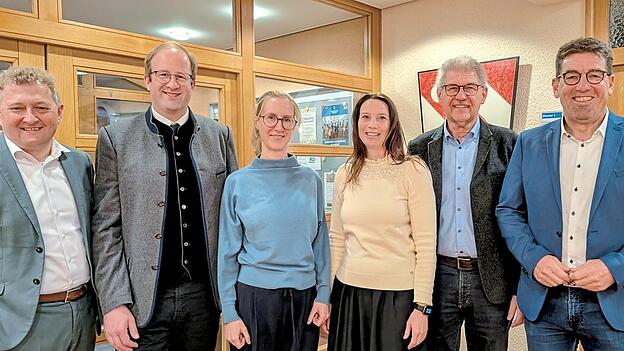 Zuversicht &uuml;berwog: B&uuml;rgermeister Josef Beham (FWG, v.l.), Stefan Stangl (CSU), Dr. Johanna Pix (&Ouml;DP), Beate Ortmeier (SPD) Eduard Eder (FWG) und Werner Straubinger (PRO) bef&uuml;rworteten den Haushalt.