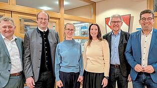 Zuversicht überwog: Bürgermeister Josef Beham (FWG, v.l.), Stefan Stangl (CSU), Dr. Johanna Pix (ÖDP), Beate Ortmeier (SPD) Eduard Eder (FWG) und Werner Straubinger (PRO) befürworteten den Haushalt. Zuversicht überwog: Bürgermeister Josef Beham (FWG, v.l.), Stefan Stangl (CSU), Dr. Johanna Pix (ÖDP), Beate Ortmeier (SPD) Eduard Eder (FWG) und Werner Straubinger (PRO) befürworteten den Haushalt.