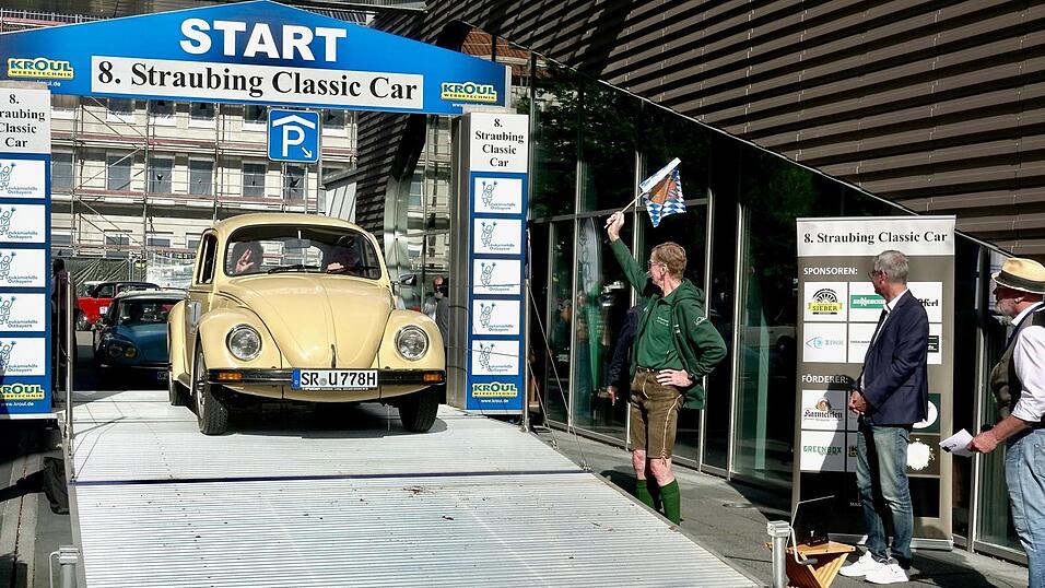 Walter R&ouml;hrl schickt das erste Fahrzeug mit Hildegard und Peter Ullrich auf die Strecke.