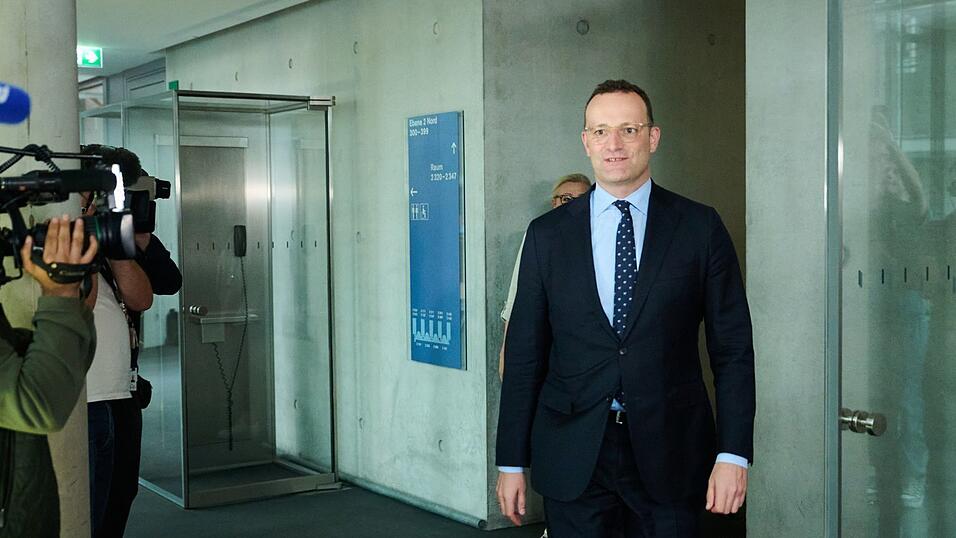 Jens Spahn im Juni auf dem Weg zum Haushaltsausschuss - nun wird Sonderermittlerin Sudhof befragt. (Archivbild) Jens Spahn im Juni auf dem Weg zum Haushaltsausschuss - nun wird Sonderermittlerin Sudhof befragt. (Archivbild)