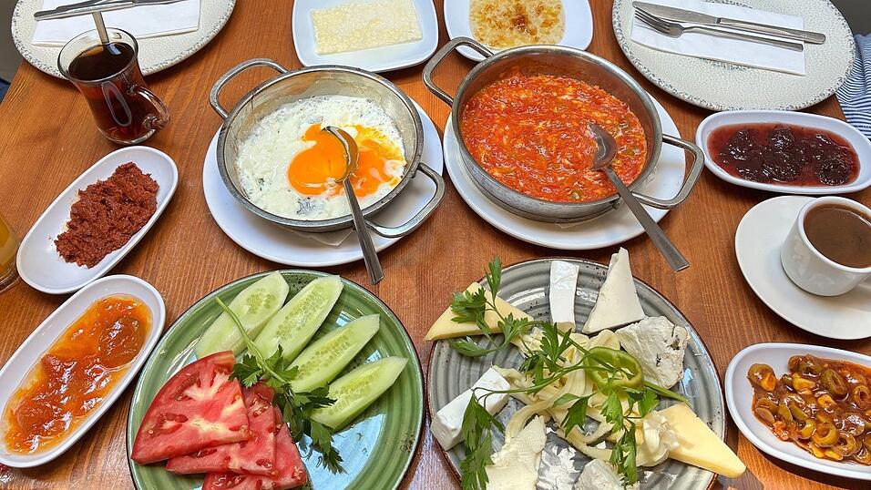 Das Frühstück aus der osttürkischen Provinz Van ist landesweit bekannt. Das Frühstück aus der osttürkischen Provinz Van ist landesweit bekannt.