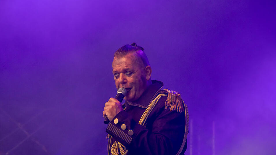 Die Rammstein-Coverband Stahlzeit begeisterte beim Campus Open Air Deggendorfer Fans. Die Rammstein-Coverband Stahlzeit begeisterte beim Campus Open Air Deggendorfer Fans.