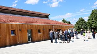 Die geladenen G&auml;ste besichtigen das Innere des neuen Funktionshauses.