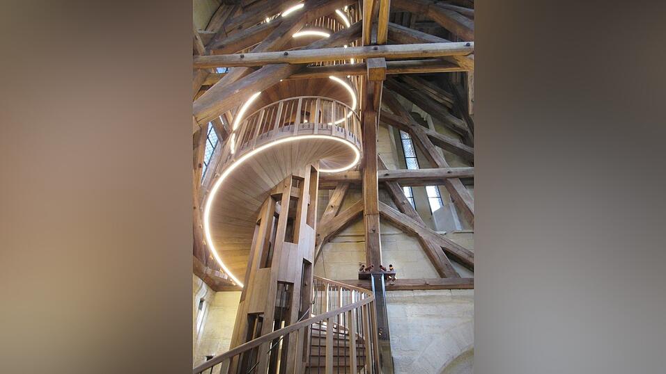 Die Wendeltreppe aus massiver Eiche ist 21 Meter hoch und 20 Tonnen schwer und gilt als ein Meisterwerk der Zimmermannskunst.