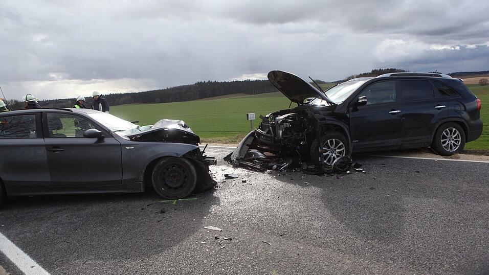 Der Unfall hatte die Stra&szlig;e in ein Tr&uuml;mmerfeld verwandelt. Ein 34-j&auml;hriger Autofahrer musste mit schwersten Verletzungen ins Krankenhaus geflogen werden.