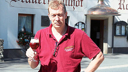 Biersommelier Ernst Rothenbach steht vor seinem Brauereigasthof in der Rekordgemeinde Aufseß.