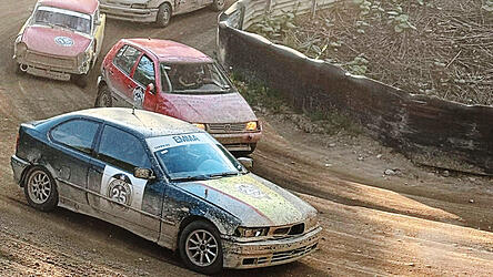 Emma heißt das Auto, mit dem Weingartners Team dieses Jahr das fünfte Mal ins Zwölf-Stunden-Rennen in Höchstädt geht. Matthias Weingartner möchte, dass seine Fahrerinnen sich auf das Fahrzeug einstellen und so ihre Fähigkeiten immer weiter verbessern können.