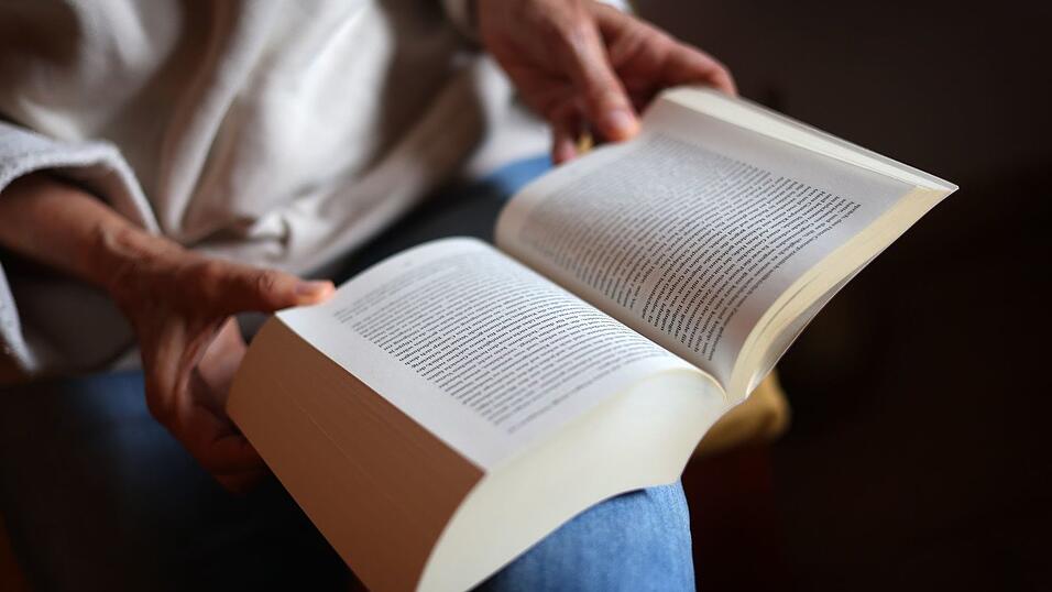 Lesen dient vielen im digitalen Zeitalter auch zur Entschleunigung. (Symbolbild)