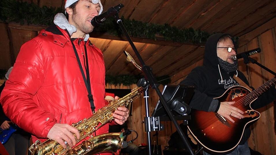 Der idyllische Christkindlmarkt in der Freyung in Landshut zählt zu den schönsten Christkindlmärkten Bayerns. Bei eisigen Temperaturen ist dort insbesondere die Glühwein-Alm natürlich heiß begehrt. Der idyllische Christkindlmarkt in der Freyung in Landshut zählt zu den schönsten Christkindlmärkten Bayerns. Bei eisigen Temperaturen ist dort insbesondere die Glühwein-Alm natürlich heiß begehrt.