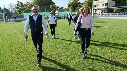 Bestens gelaunt kamen Vorsitzender Oliver Schulz und dritte B&uuml;rgermeisterin Barbara Dankerl, dahinter Stadtr&auml;tin Martina Matzke und BFV-Kreisvorsitzender Karlheinz S&ouml;lch (im Hintergrund) zur Ehrung.