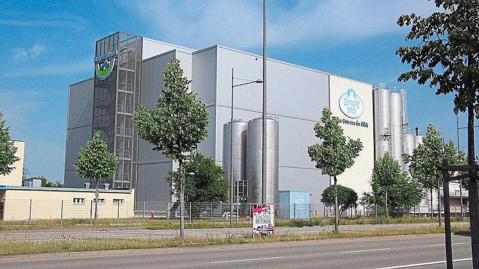 Das Milchwerk an der Nordgaustraße gehört zum Stadtbild. Hier stellen 230 Mitarbeiter im Dreischichtbetrieb Butter, Frischkäse und andere Milchprodukte her. Das Milchwerk an der Nordgaustraße gehört zum Stadtbild. Hier stellen 230 Mitarbeiter im Dreischichtbetrieb Butter, Frischkäse und andere Milchprodukte her.