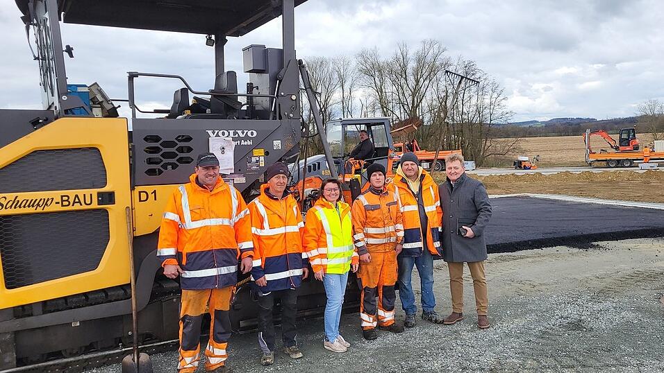 Gottfried Lorenz (v. l.), Karl Weber, Sabine Forstner, Daniel Baumg&auml;rtler, Adrian Muntiano und B&uuml;rgermeister Josef Beham
