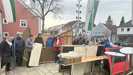 Viele Helfer bauten in den vergangene Tagen den Glühweinstand auf. Viele Helfer bauten in den vergangene Tagen den Glühweinstand auf.