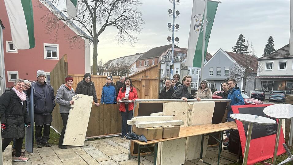 Viele Helfer bauten in den vergangene Tagen den Glühweinstand auf.