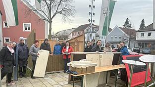 Viele Helfer bauten in den vergangene Tagen den Glühweinstand auf. Viele Helfer bauten in den vergangene Tagen den Glühweinstand auf.