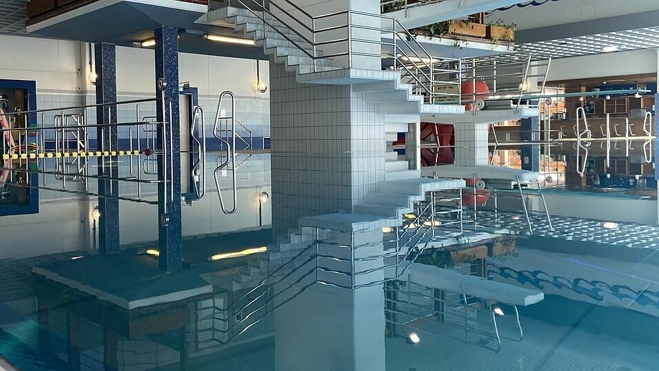 Das deutlich in die Jahre gekommene Hallenbad soll in den kommenden Jahren nach und nach umfassend saniert werden.