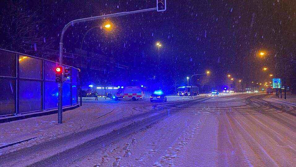 Ein Lastwagen ist am Kaserneneck in den Graben gerutscht.