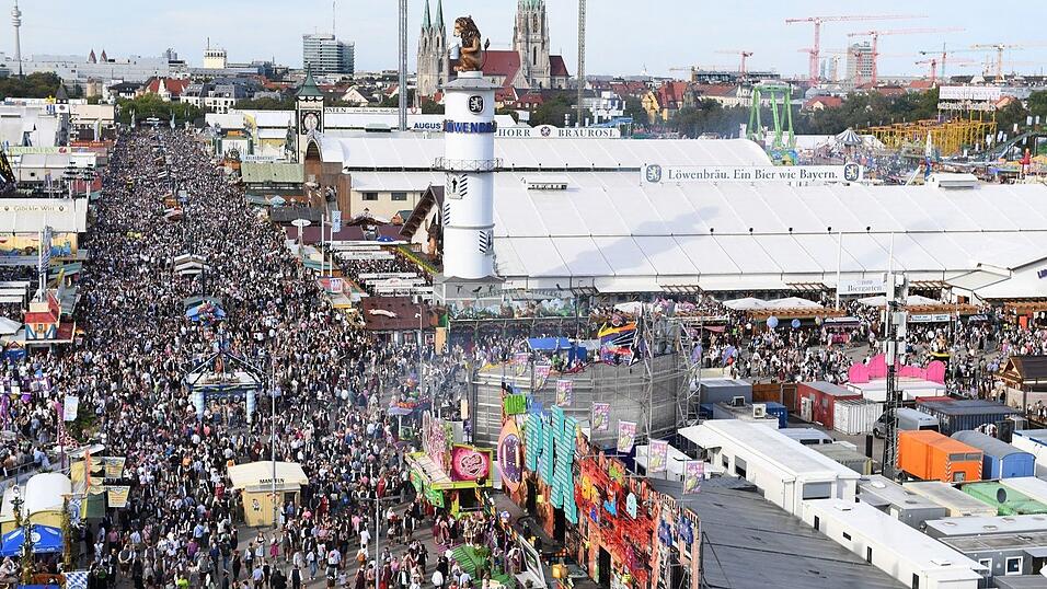 Dichtes Treiben auf dem Festgelände am ersten Tag. Dichtes Treiben auf dem Festgelände am ersten Tag.