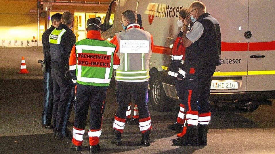 Die Einsatzkr&auml;fte koordinieren sich vor Ort.