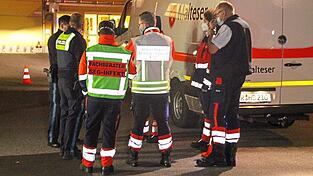 Die Einsatzkräfte koordinieren sich vor Ort. Die Einsatzkräfte koordinieren sich vor Ort.