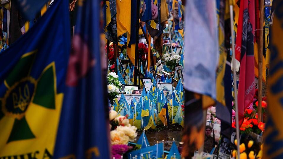Das Fahnenmeer am Maidan ist einer der traurigsten Orte in Kiew.