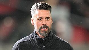 Hatte mal ein Angebot aus Hamburg: Augsburgs Trainer Sandro Wagner. Hatte mal ein Angebot aus Hamburg: Augsburgs Trainer Sandro Wagner.