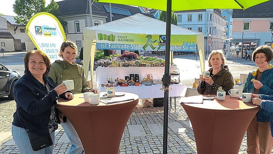 Elisabeth Krojer von der Fairtrade-Steuerungsgruppe (links) mit interessierten Damen beim Fr&uuml;hst&uuml;ck.