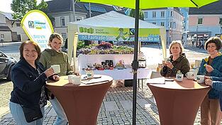 Elisabeth Krojer von der Fairtrade-Steuerungsgruppe (links) mit interessierten Damen beim Fr&uuml;hst&uuml;ck.