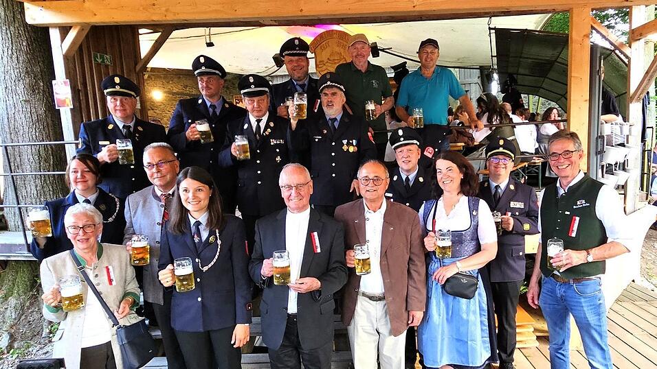 O&rsquo;zapft is: Ein Prosit der Ehreng&auml;ste auf das 150-j&auml;hrige Gr&uuml;ndungsjubil&auml;um der FFW Neuhaus