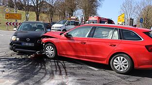 Zwei arg verbeulte Autos stehen im Kreuzungsbereich.