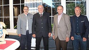 Abschied f&uuml;r einen gro&szlig;en Kommunalpolitiker: Christian Piendl, Franz L&ouml;ffler und Stephan Thomas (von links) w&uuml;rdigen Ludwig Wallingers (Zweiter von rechts) Lebensleistung.