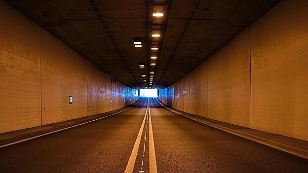 Ein seltener Anblick: Während der Sperrung bleibt die Fahrbahn des Chambtunnels vollständig verkehrsfrei. Wo sonst täglich Tausende Fahrzeuge unterwegs sind, herrschen Stille und leere Straßen. Ein seltener Anblick: Während der Sperrung bleibt die Fahrbahn des Chambtunnels vollständig verkehrsfrei. Wo sonst täglich Tausende Fahrzeuge unterwegs sind, herrschen Stille und leere Straßen.