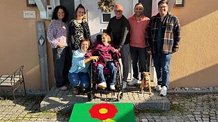 Gemeinsam f&uuml;r Greta: Mit vereinten Kr&auml;ften ging der Wunsch von Carola Denk und ihrer Tochter Greta in Erf&uuml;llung. Eine einzigartige Rollstuhlrampe aus bunten Klemmbausteinen bauten Manuela Seisenberger (v.l.), Lisa Beer, Herbert Denk, Max Gro&szlig;berger und Max Leonhart von der Firma &bdquo;Rebricker&ldquo;.
