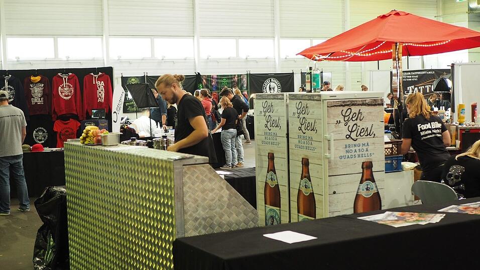 Rund 40 Aussteller und etwa 90 Tattoo-Künstler sind auf der Tattoo Convention in Straubing vertreten. Rund 40 Aussteller und etwa 90 Tattoo-Künstler sind auf der Tattoo Convention in Straubing vertreten.