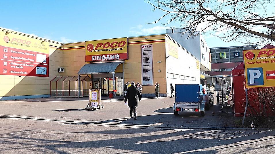 Der Haupteingang des Einrichtungshauses Poco, 'das man sich gut vorstellen könnte weiterzuführen'. Im Hintergrund ist das Parkhaus des Donaueinkaufszentrums zu sehen. Der Haupteingang des Einrichtungshauses Poco, 'das man sich gut vorstellen könnte weiterzuführen'. Im Hintergrund ist das Parkhaus des Donaueinkaufszentrums zu sehen.