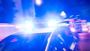 Die B 20 ist für Bergungsarbeiten einseitig gesperrt, die Polizei regelt den Verkehr. (Symbolbild) Die B 20 ist für Bergungsarbeiten einseitig gesperrt, die Polizei regelt den Verkehr. (Symbolbild)