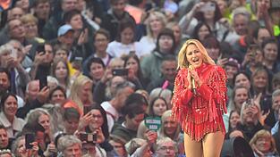 Helene Fischer performte beim Tourauftakt in Dresden ihre größten Hits aus knapp 20 Jahren Bühnenkarriere, darunter «Atemlos durch die Nacht», «Herzbeben» und «Null auf 100». Helene Fischer performte beim Tourauftakt in Dresden ihre größten Hits aus knapp 20 Jahren Bühnenkarriere, darunter «Atemlos durch die Nacht», «Herzbeben» und «Null auf 100».