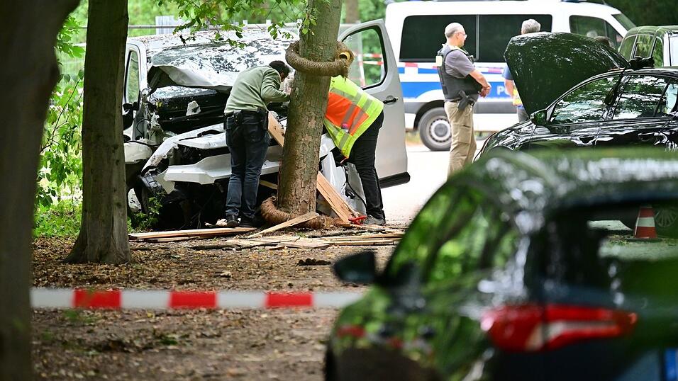 Das Tatfahrzeug war ein weißer Van. Das Tatfahrzeug war ein weißer Van.