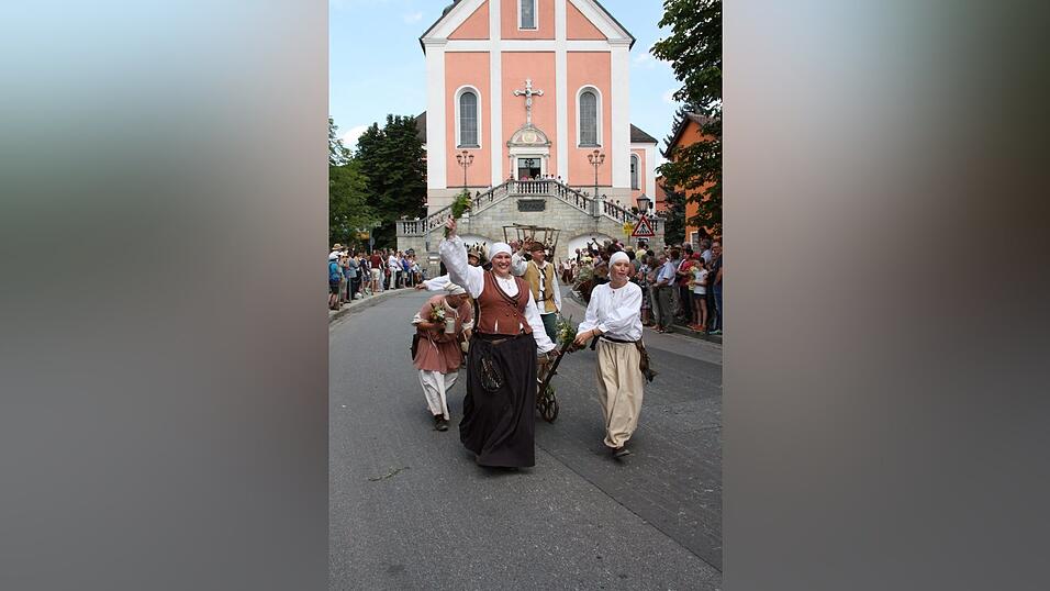 Die schönsten Augenblicke des historischen Drachenstich-Festzuges 2016. Die schönsten Augenblicke des historischen Drachenstich-Festzuges 2016.