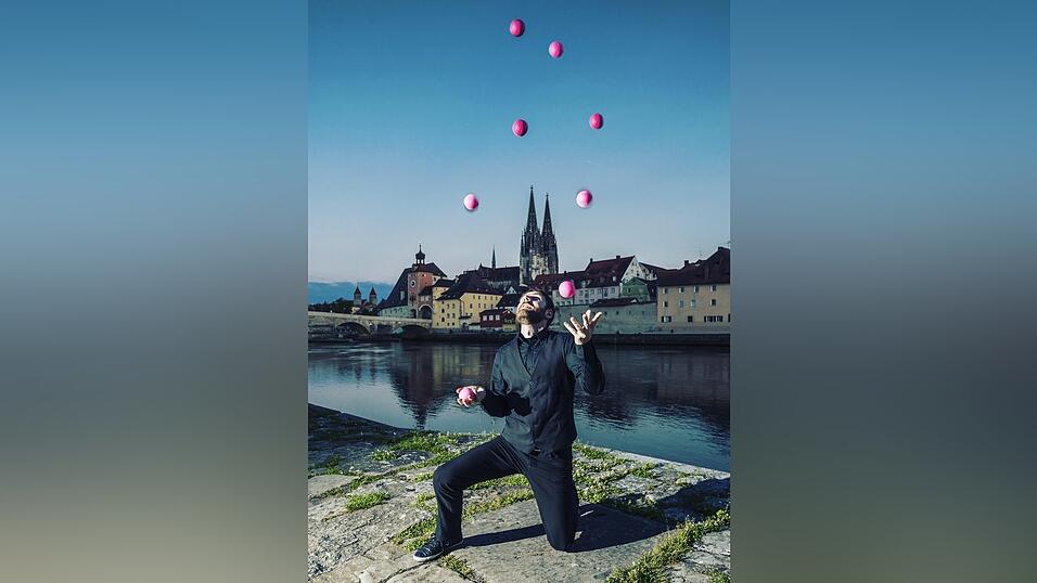 Thomas Dietz jongliert vor der Altstadtkulisse Regensburgs. Auch Lichteffekte geh&ouml;ren mittlerweile zu den Shows des 41-J&auml;hrigen.