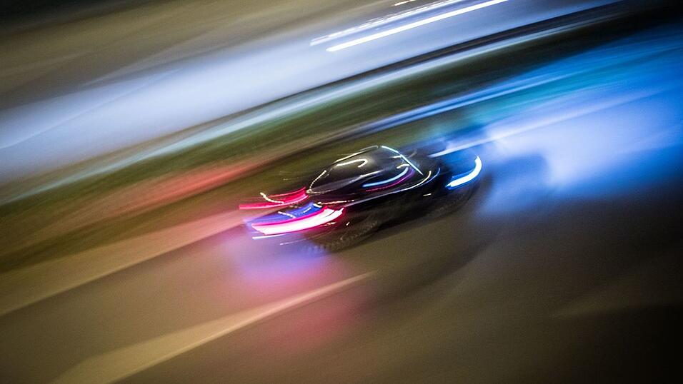 Mit hohen Geschwindigkeiten hat der Mann versucht zu entkommen. (Symbolbild)