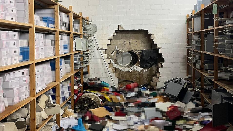 Ein gro&szlig;es Loch ist in der Wand zum Tresorraum der Sparkasse zu sehen. (Archivbild)