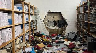 Ein gro&szlig;es Loch ist in der Wand zum Tresorraum der Sparkasse zu sehen. (Archivbild)