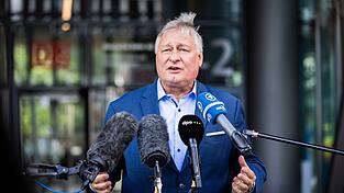 Aufgrund der hohen Spritpreise fordert EVG-Chef Burkert Rabatte bei der Deutschen Bahn. (Archivbild) Aufgrund der hohen Spritpreise fordert EVG-Chef Burkert Rabatte bei der Deutschen Bahn. (Archivbild)